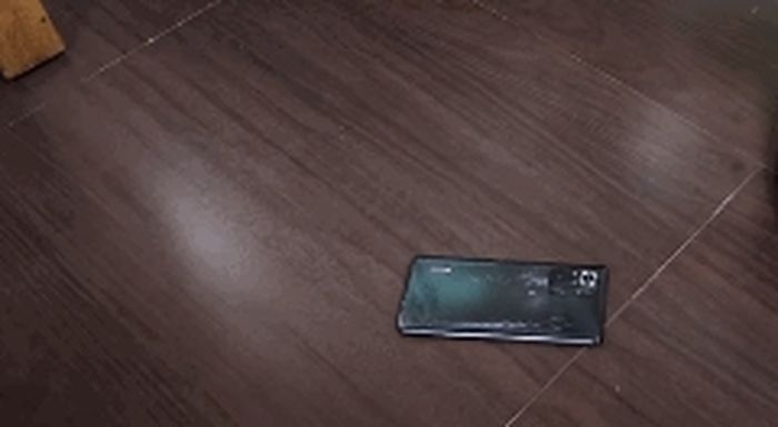 Tangkapan layar Redmi Note 10 dalam uji ketahanan jatuh.
