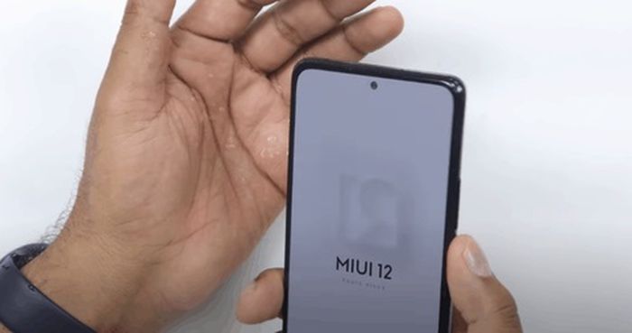 Setelah mengangkat Redmi Note 10 Pro keluar dari air.