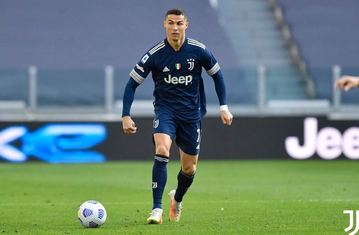 Megabintang Juventus, Cristiano Ronaldo, menggiring bola dalam laga Liga Italia kontra Benevento di Stadion Allianz, Minggu (21/3/2021).