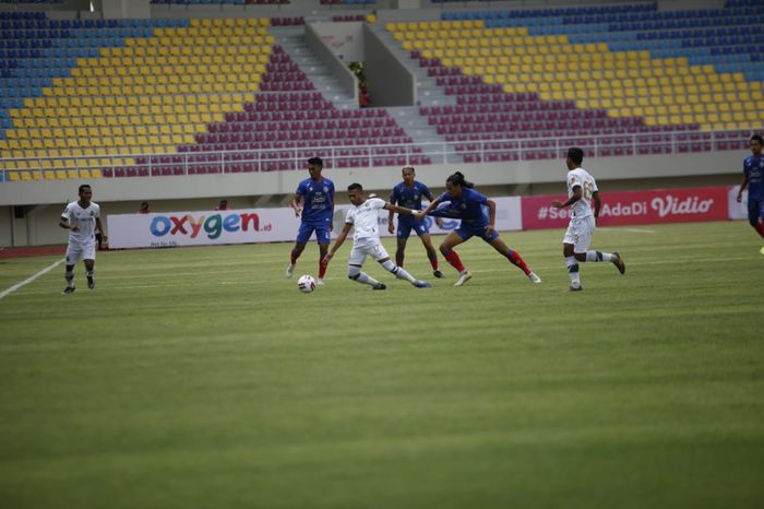 Pemain Tira Persikabo, Ahmad Nufiandani, tengah membawa bola dan berusaha direbut oleh pilar Arema FC, Hanif Sjahbandi