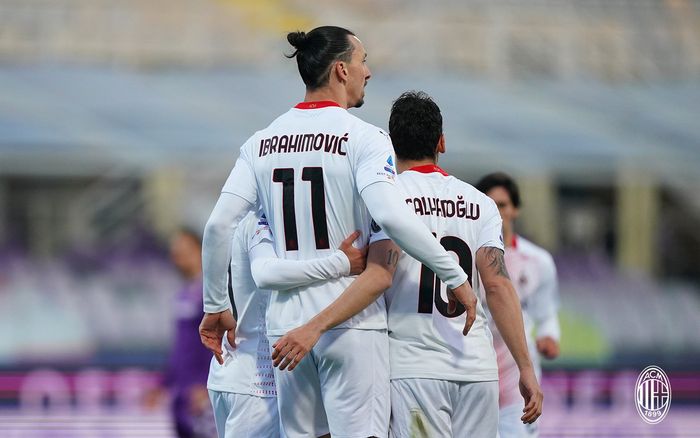 Striker AC Milan, Zlatan Ibrahimovic, merayakan gol ke gawang Fiorentina dalam laga Liga Italia di Stadion Artemio Franchi, Minggu (21/3/2021).