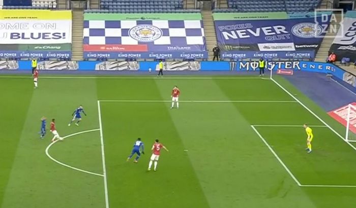 Gelandang Manchester United, Fred, melakukan blunder dalam laga perempat final Piala FA kontra Leicester City di Stadion King Power, Minggu (21/3/2021).