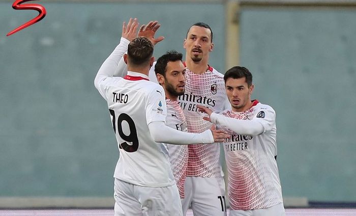 Striker AC Milan, Zlatan Ibrahimovic, merayakan gol ke gawang Fiorentina dalam laga Liga Italia di Stadion Artemio Franchi, Minggu (21/3/2021).