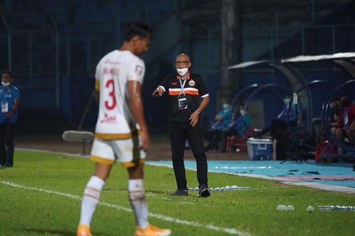 Pelatih Persija Jakarta, Sudirman di laga lawan PSM Makassar di Piala Menpora 2021, di Stadion Kanjuruhan, Malang, Jawa Timur, pada Senin (22/3/2021)