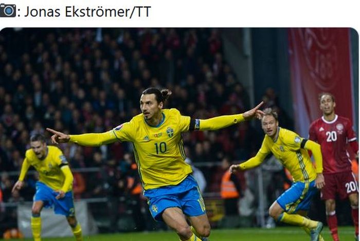 Striker timnas Swedia, Zlatan Ibrahimovic, melakukan selebrasi.