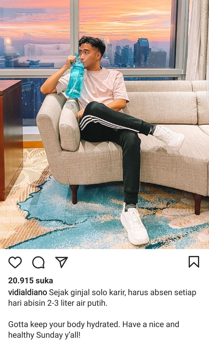 Unggahan Vidi Aldiano saat menjelaskan dirinya harus minum 2-3 liter air putih setiap hari.