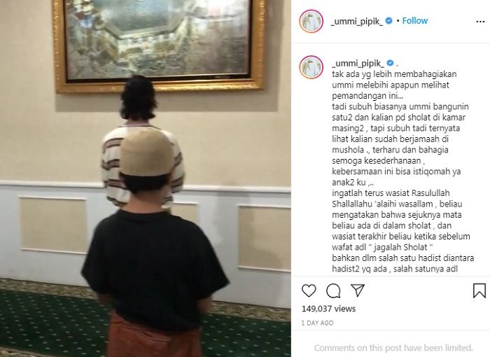 Umi Pipik abadikan anak-anaknya yang sholat Subuh berjamaah