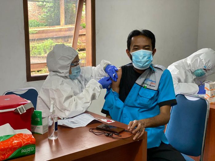 Penyuntikan vaksin Covid-19 program pemerintah.
