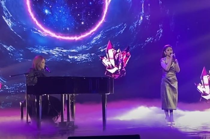 Maia Estianty saat mengiringi peserta sambil bermain piano