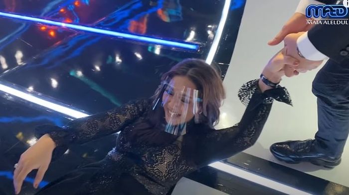 Maia Estianty saat terjatuh di panggung Indonesian Idol