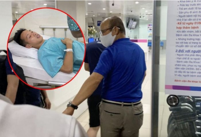 Pelatih Timnas Vietnam Park Hang-seo membanting handphone di ruang VIP rumah sakit saat menjenguk Do Hung Dung (insert).