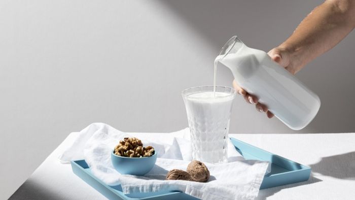Macam-macam jenis susu. Di antaranya adalah susu dari almond.