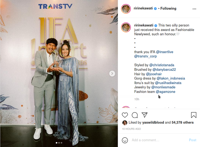 Pamer foto pegang piala bareng Ibnu Jamil sebagai pengantin baru yang fashionable, Ririn Ekawati banjir pujian dari sederet artis.