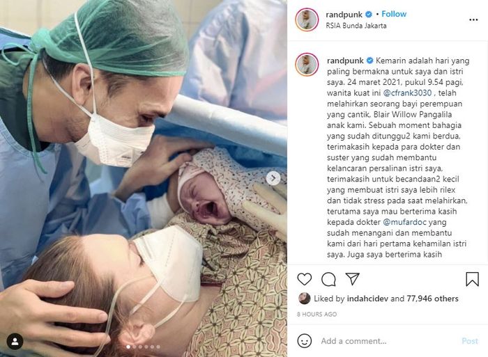 Unggahan Randy Pangalila saat menyambut anaknya yang baru lahir.