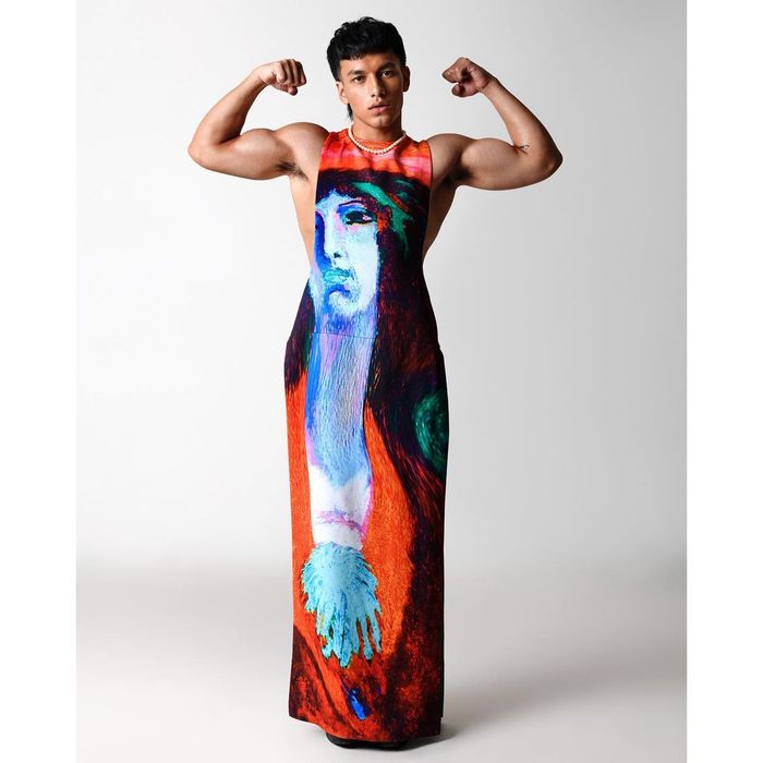 Jefri Nichol dengan long dress