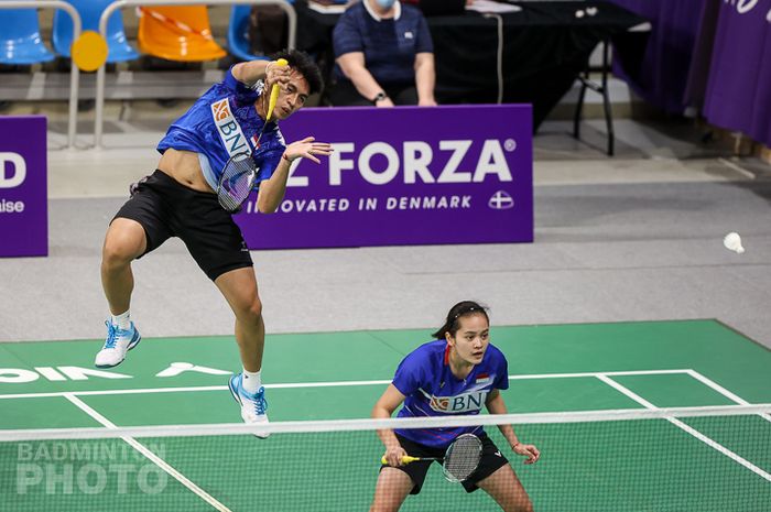 Pasangan ganda campuran Indonesia, Zachariah Josiahno Sumanti/Hediana Julimarbela, saat bertanding melawan Jeppe Bay/Sara Lundgaard (Denmark) pada babak kedua Orleans Masters 2021 di Palais des Sports, Orleans, Prancis, Kamis (25/3/2021).