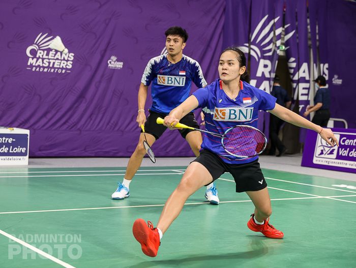 Pasangan ganda campuran Indonesia, Zachariah Josiahno Sumanti/Hediana Julimarbela, saat bertanding pada babak 16 besar Orleans Masters 2021 di Palais des Sports, Orleans, Prancis, 25 Maret 2021.