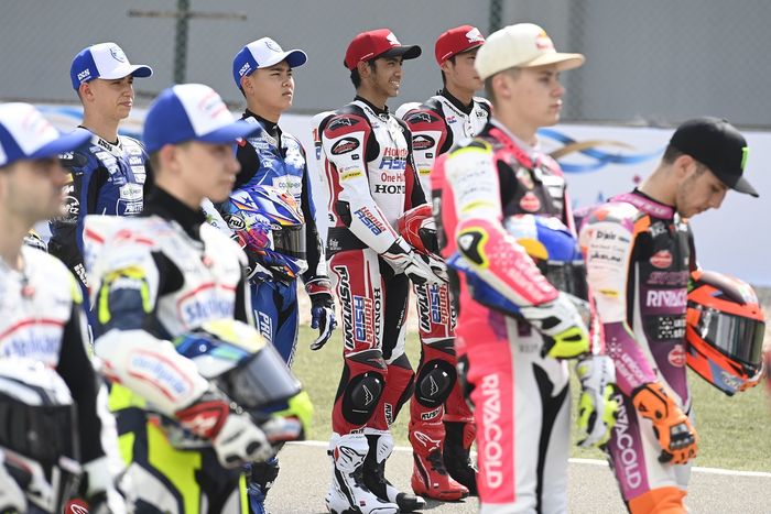 Pembalap Idemitsu Honda Team Asia, Andi Farid Izdihar dan Yuki Kunii (topi merah), pada sesi pemotretan untuk Moto3 2021 di Sirkuit Losail, Qatar, 25 Maret 2021.