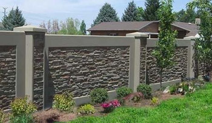 Ilustrasi tembok batas pekarangan yang berbatasan dengan rumah tetangga. 