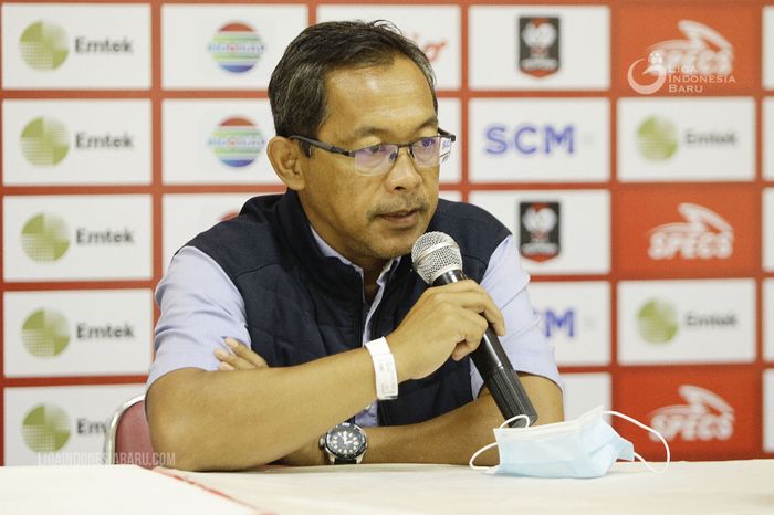 Pelatih Persebaya Surabaya, Aji Santoso, memberikan keterangan saat konferensi pers jelang lawan Madura United di Piala Menpora 2021.