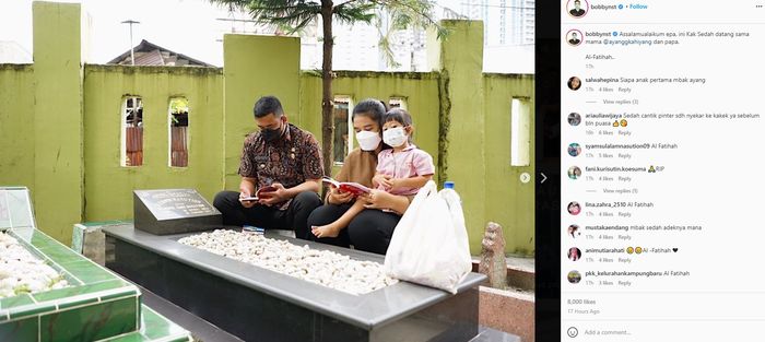 Tampilan sederhana Kahiyang Ayu saat berizarah ke makam sang mertua
