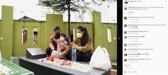 Tampilan sederhana <a href='https://sumsel.tribunnews.com/tag/kahiyang-ayu' title='Kahiyang Ayu'>Kahiyang Ayu</a> saat berizarah ke makam sang mertua