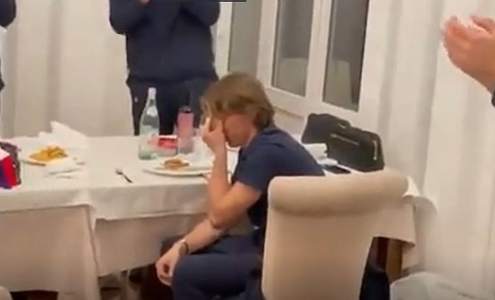 Luka Modric menangis usai diapresiasi rekan-rekannya di timnas Kroasia.