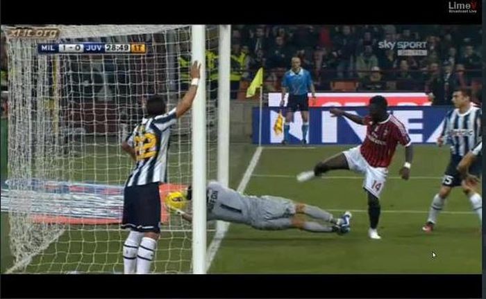Momen gol hantu Sulley Muntari yang tak disahkan wasit dalam duel AC Milan vs Juventus di Liga Italia 2011-2012.