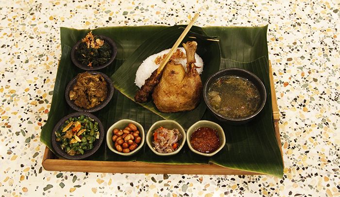 Putu Made's nasi campur bebek (mixed rice with freid duck meat) comes with satisfying tastes and portion.