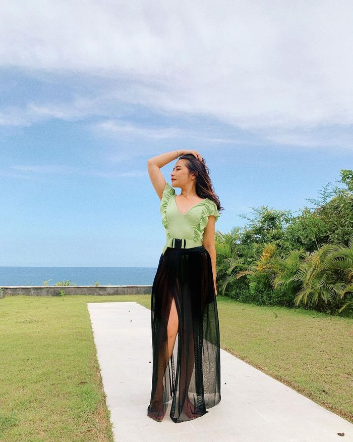 Jadi Sorotan, Intip OOTD <a href='https://jambi.tribunnews.com/tag/seksi' title='Seksi'>Seksi</a> <a href='https://jambi.tribunnews.com/tag/prilly-latuconsina' title='Prilly Latuconsina'>Prilly Latuconsina</a> di Pinggir Pantai Hingga Pahanya Terlihat!
