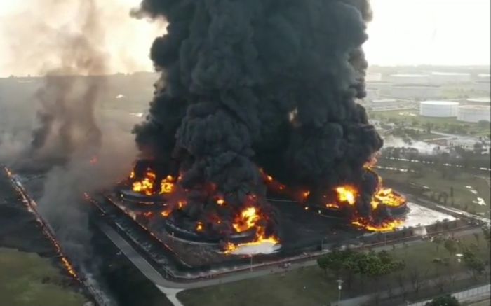 Kilang minyak Pertamina terbakar di Balongan, Indramayu, Senin (29/3/2021).