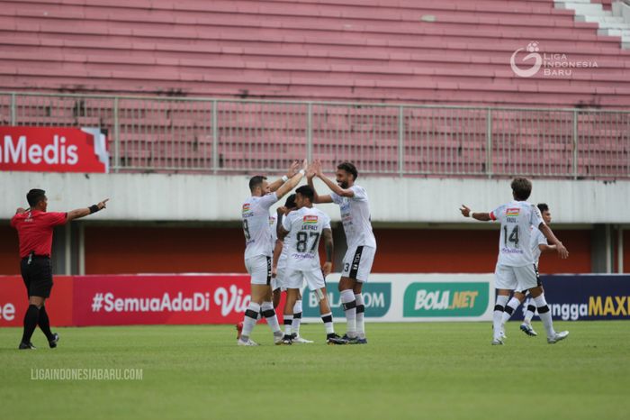 Para pemain Bali United merayakan gol Ilija Spasojevic di laga Grup D melawan Persiraja Piala Menpora 2021