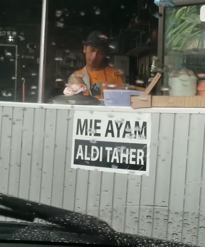 Aldi Taher banting stir jadi tukang mie ayam