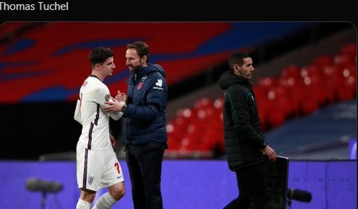 Pelatih timas Inggris, Gareth Southgate, memberi selamat kepada Mason Mount pada laga melawan Albania dalam lanjutan Kualifikasi Piala Dunia 2022 zona Eropa.