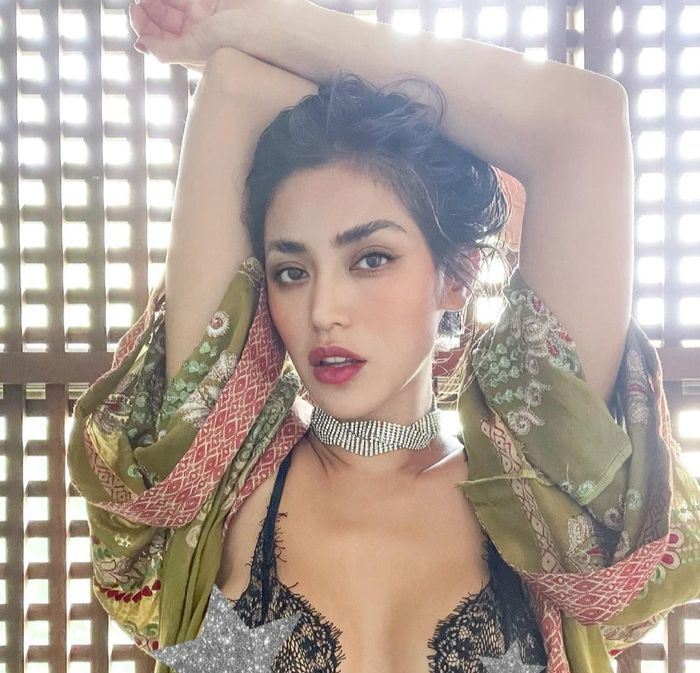 Jessica Iskandar tampil seksi kenakan bra transparan