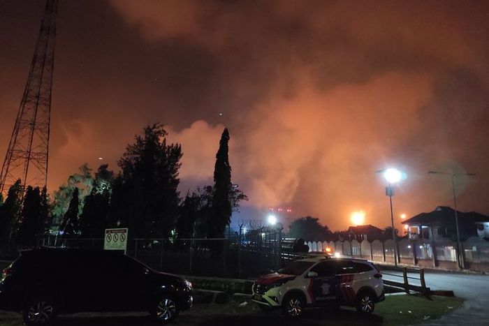 Bisa terlihat berapa banyak polutan berbahaya yang mengepung, akibat kebakaran kilang minyak Pertamina Balongan di Indramayu.