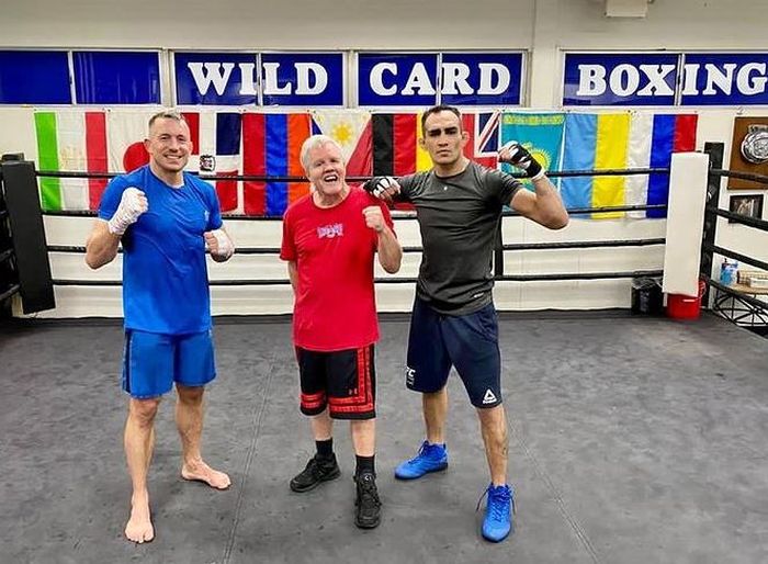 Jagoan UFC, Tony Ferguson (kanan) bersama pelatiah Manny Pacquiao, Freddie Roach (tengah) dan Georges St-Pierre atau GSP (kiri). 