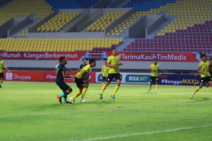 Suasana pertandingan Tira Persikabo versus Barito Putera di Stadion Manahan, Solo, Selasa (30/3/2021).