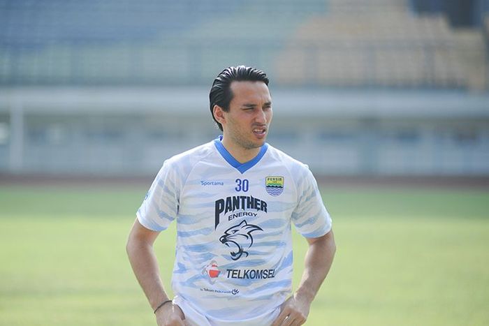 Penyerang Persib Bandung, Ezra Walian, dalam sesi latihan tim yang berlangsung di Stadion Gelora Bandung Lautan Api (GBLA), Kamis (18/03/2021).  