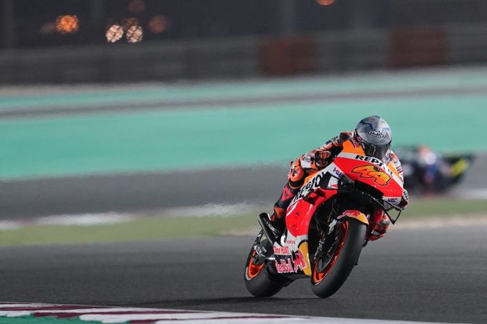 Aksi pembalap Repsol Honda, Pol Espargaro, pada balapan MotoGP Qatar di Sirkuit Losail, Doha, Qatar, 28 Maret 2021.