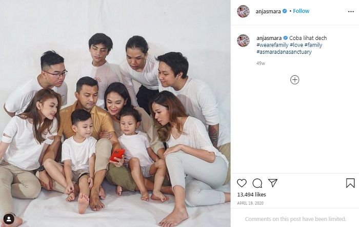 Potret <a href='https://medan.tribunnews.com/tag/anjasmara' title='Anjasmara'>Anjasmara</a> dan <a href='https://medan.tribunnews.com/tag/dian-nitami' title='Dian Nitami'>Dian Nitami</a> bersama anak cucu