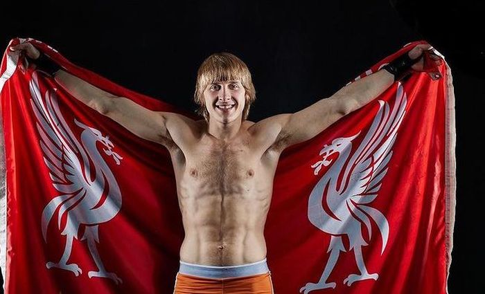 Jagoan anyar UFC, Paddy Pimblett bersama bendera klub Liga Inggris, Liverpool.