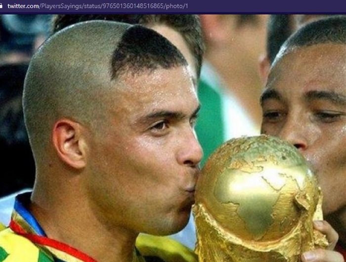 Legenda timnas Brasil, Ronaldo Nazario, dengan rambut ikoniknya, menciup trofi Piala Dunia 2002