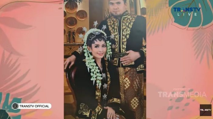 Foto Indah Sari dan Saipul Jamil dalam busana pengantin sebelum sang pedangdut masuk penjara