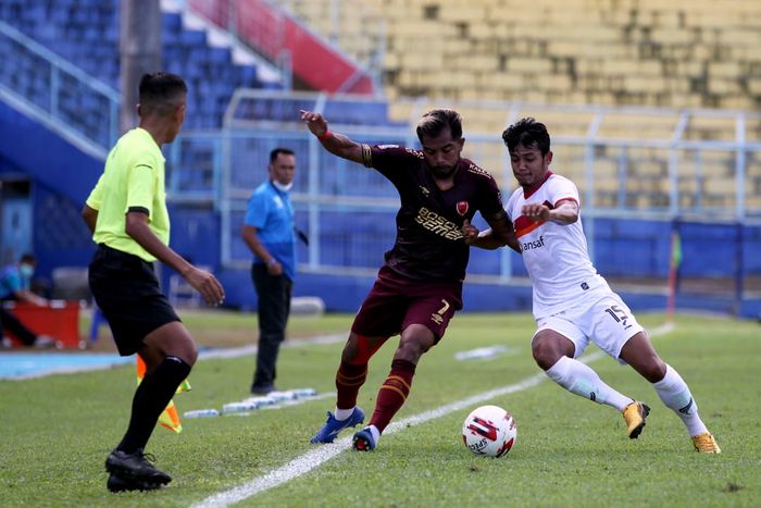 Pemain PSM Makassar, Zulham Zamrun berduel dengan pemain Borneo FC di Piala Menpora 2021, di Stadion Kanjuruhan, Malang, Jawa Timur, pada Rabu (31/3/2021)