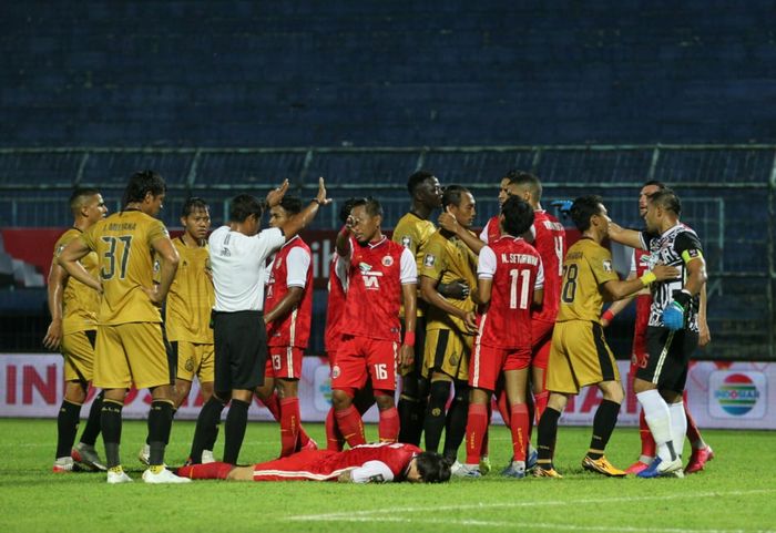 Pemain Persija Jakarta, Marc Klok, tersungkur di depan gawang Macan Kemayoran dalam laga kontra Bhayangkara Solo FC di Stadion Kanjuruhan, Malang, Rabu (31/3/2021).