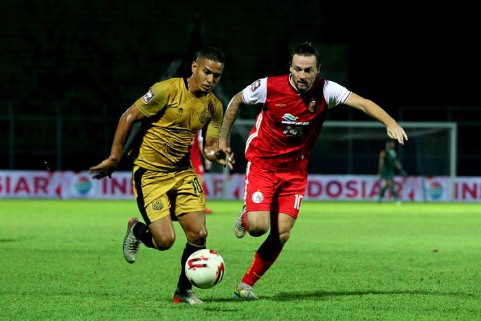 Pemain Bhayangkara Solo FC, Renan Silva (kiri), berduel dengan pemain Persija Jakarta, Marc Klok, dalam laga pamungkas Grup B Piala Menpora 2021 di Stadion Kanjuruhan, Malang, Rabu (31/3/2021).