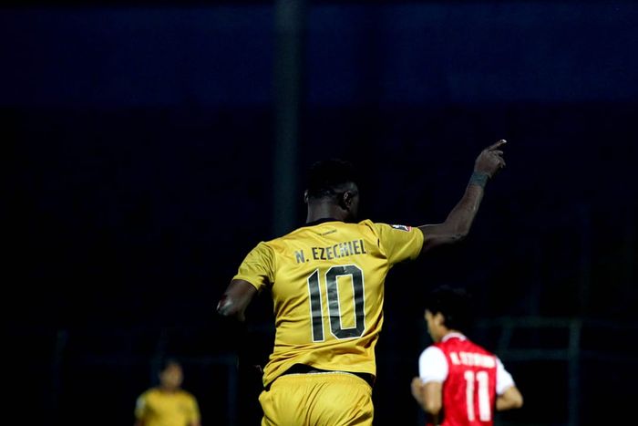 Selebrasi Ezechiel N'douassel usai mencetak gol ke gawang Persija Jakarta di Stadion Kanjuruhan, Malang, Rabu (31/3/2021).