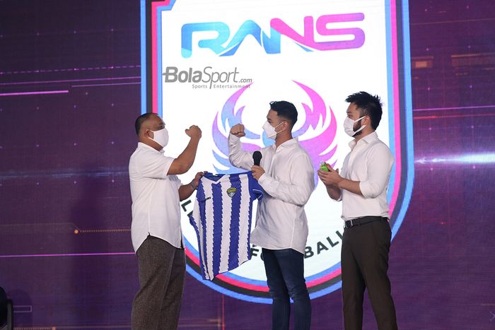 Yudhi Apriyanto (kiri) tengah ingin berjabat tangan dengan Raffi Ahmad (tengah) ditemani juga oleh Rudy Salim dalam acara akuisisi Cilegon United menjadi Rans Cilegon FC di Pluit Prestige Image Motorcars, Jakarta Utara, 31 Maret 2021.