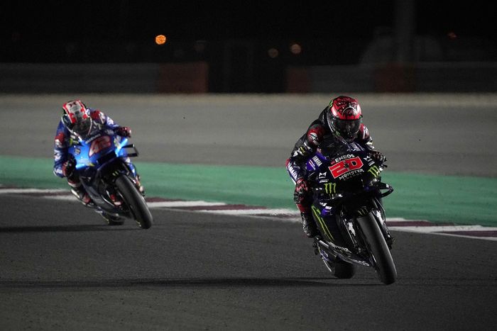 Pembalap Monster Energy Yamaha, Fabio Quartararo (kanan), saat tampil pada balapan MotoGP Qatar di Sirkuit Losail, Doha, Qatar, 28 Maret 2021.